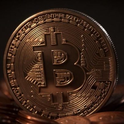 Bitcoin cai mais de 2% para o nível mais baixo desde abril