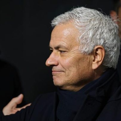 Mourinho reencontra Sneijder com abraço e beijo na careca, vídeo