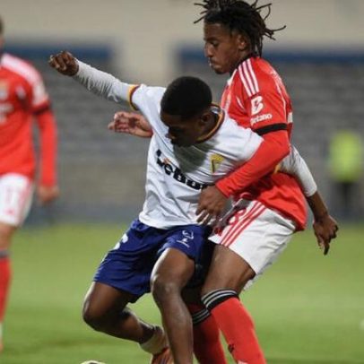 Jovem de 17 anos domina o meio-campo do Benfica, segundo notas do Atlético