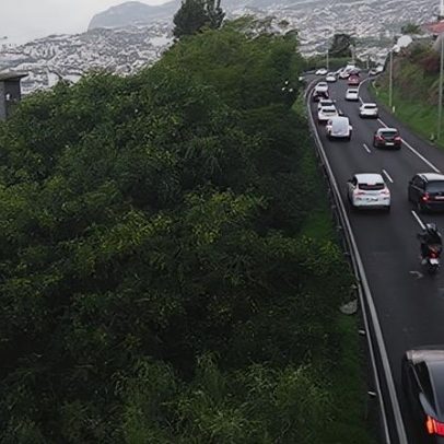 Tráfego intenso no início da semana provoca atrasos em vias principais