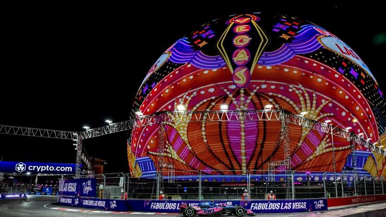 GP de Las Vegas com espectadora de luxo e vestida a rigor