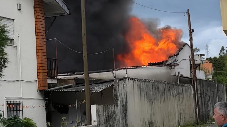 Incêndio destrói oficina em Famalicão; chamas chegaram próxima da casa vizinha