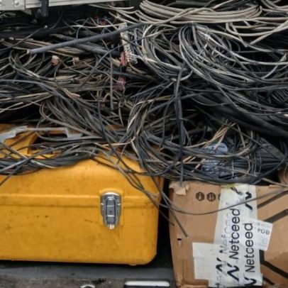 Remoção de cabos no centro de Famalicão enche carrinhas com fios inúteis