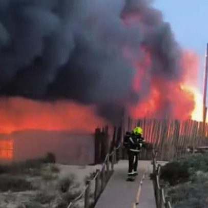 PJ investiga incêndio que destruiu o Salty Club, Costa da Caparica