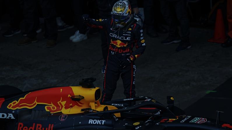 Max Verstappen no carro da Red Bull - Foto: IMAGO