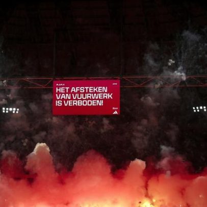 Explosão de pirotecnia interrompe jogo do Ajax em Amesterdão