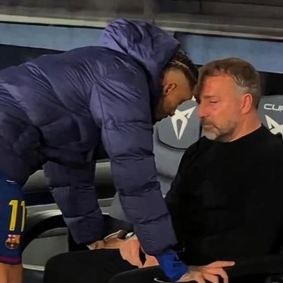 Raphinha consola Flick após imagem viral, Barcelona explica