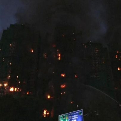 Incêndio residencial em Hong Kong deixa 128 mortos; oito detidos