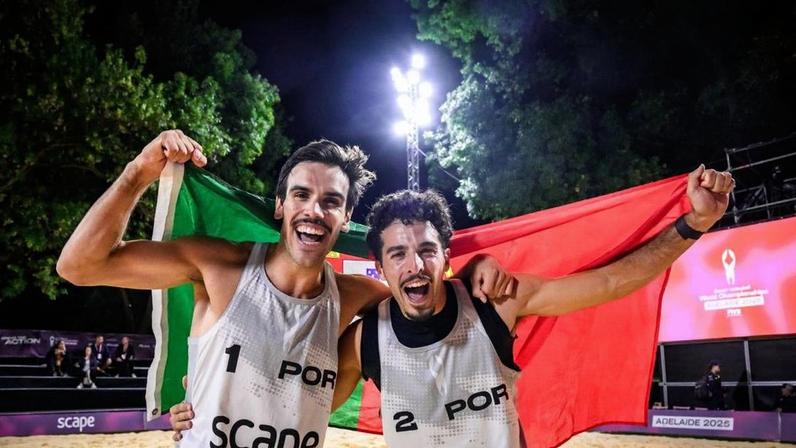 João Pedrosa e Hugo Campos a celebrarem o apuramento para os oitavos - Foto: Federação Portuguesa de Voleibol