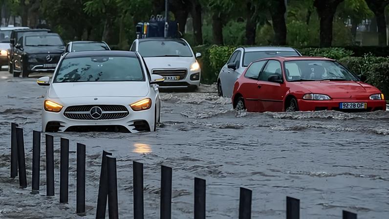Casal de idosos morre em casa inundada em Fernão Ferro, Setúbal