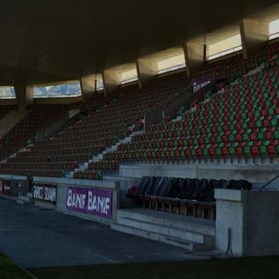 Jogo no Funchal atrasado por dimensões do relvado
