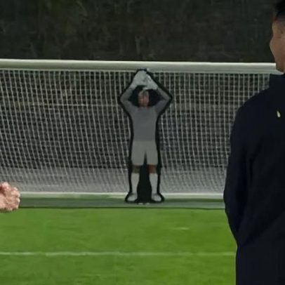 Cristiano Ronaldo encara robô considerado imbatível em vídeo