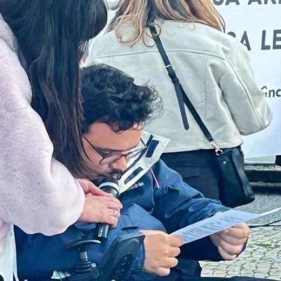 Pessoas com deficiência protestam em frente à Assembleia da República