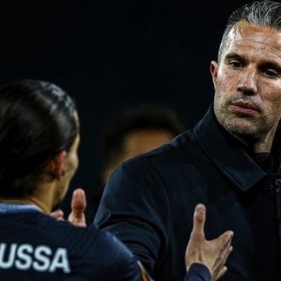 Van Persie supera antigo alvo do Benfica e diz que quem não cumpre tarefas sai