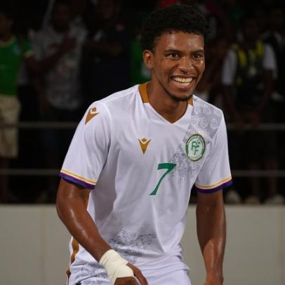 Rémy Vita em campo na goleada das Ilhas Comores