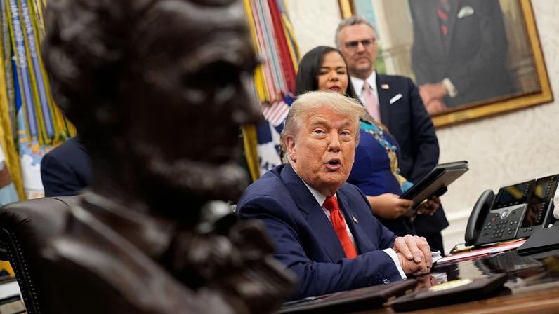 Trump acusa reavivar farsa de Epstein para distrair da paralisação do governo