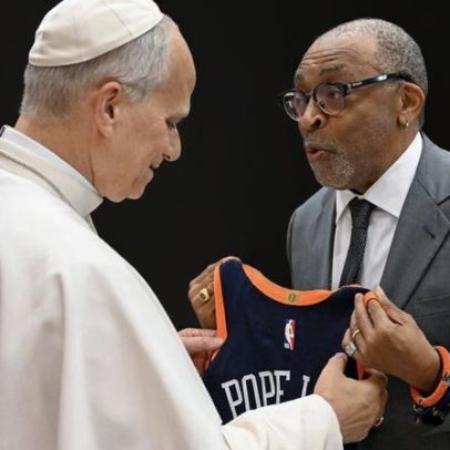 Papa recebe camisola do rival das mãos de figura de Hollywood