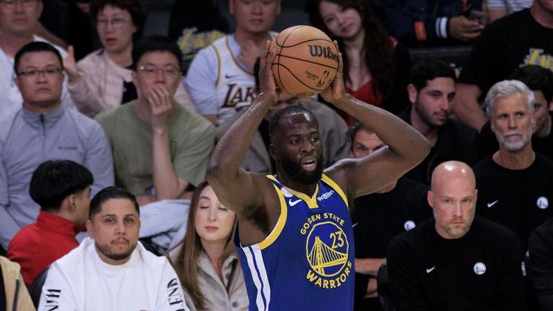 Estrela da NBA confronta adepto durante jogo após insulto