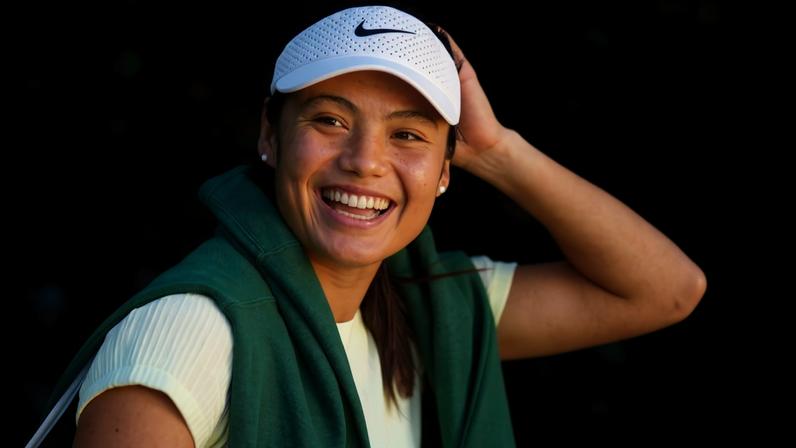 A britânica Ema Raducanu continua em jogo em Wimbledon. (Foto: IMAGO)