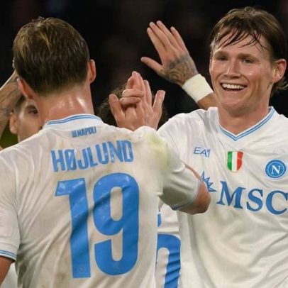 Nápoles vence Qarabag e segue na competição