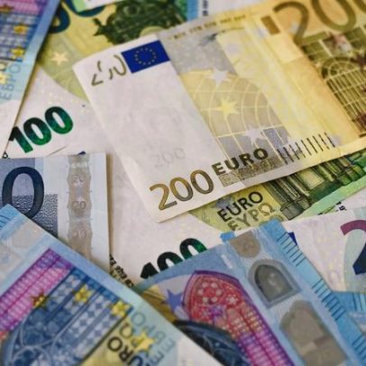 Comissão Europeia antecipa inflação estável perto de 2% até 2027
