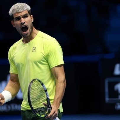 Alcaraz vence e enfrenta Sinner na final das ATP Finals