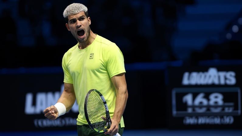Alcaraz vence e enfrenta Sinner na final das ATP Finals