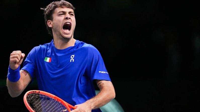 Flavio Cobolli, tenista italiano, após vencer a Taça Davis 2025 - Foto: IMAGO
