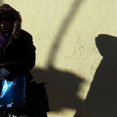 Descida moderada da temperatura e vento mais intenso marcam esta sexta-feira