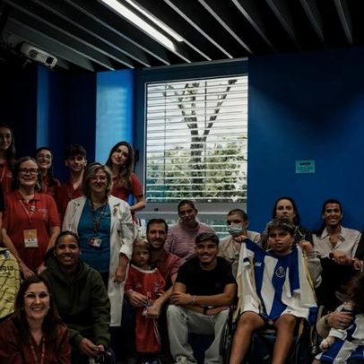 Farioli e jogadores visitam pequenos dragões na oncologia pediátrica do São João
