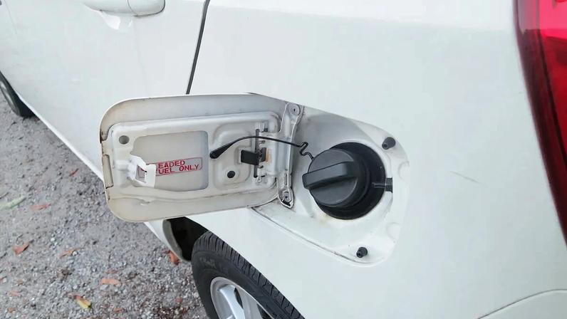 Ator brasileiro hospitalizado após ingerir gasolina durante manobra caseira