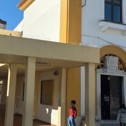 Presidente na Costa de Caparica visita escola centenária e assegura apoio
