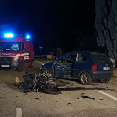 Dois jovens gravemente feridos em colisão entre moto e carro