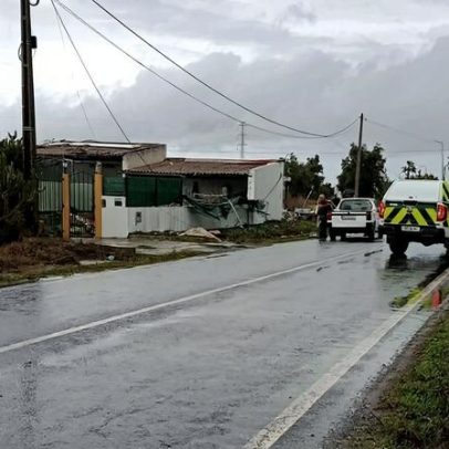 Vento arranca cobertura de loja em Ferreira do Alentejo
