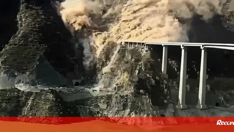 Ponte inaugurada recentemente desaba na China