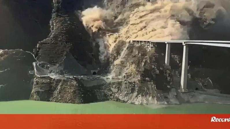 Ponte recentemente inaugurada desaba na China