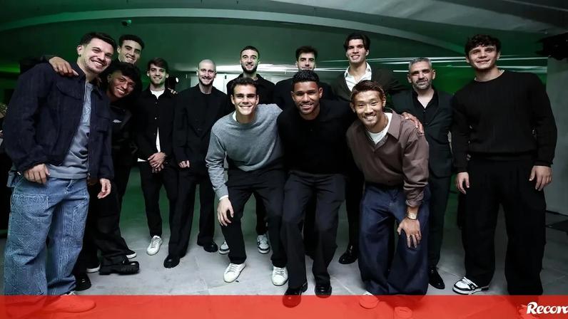 Rui Borges e jogadores do Sporting partilham fotografia de grupo em Alvalade