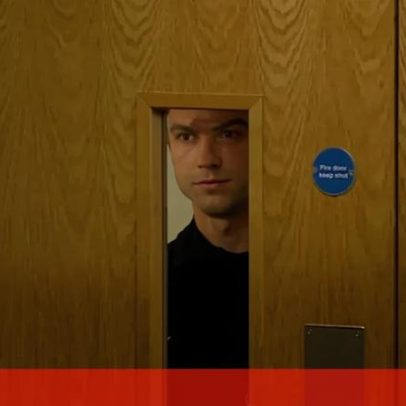 Cristiano Ronaldo espreita pela porta antes da conferência