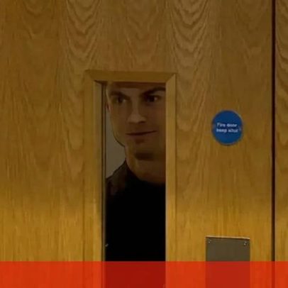 Cristiano Ronaldo espreita pela porta antes da conferência