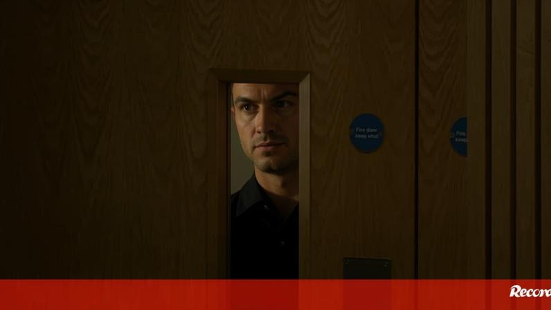 Cristiano Ronaldo observa pela porta antes da conferência de imprensa