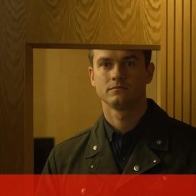 Cristiano Ronaldo espreita pela porta antes da conferência