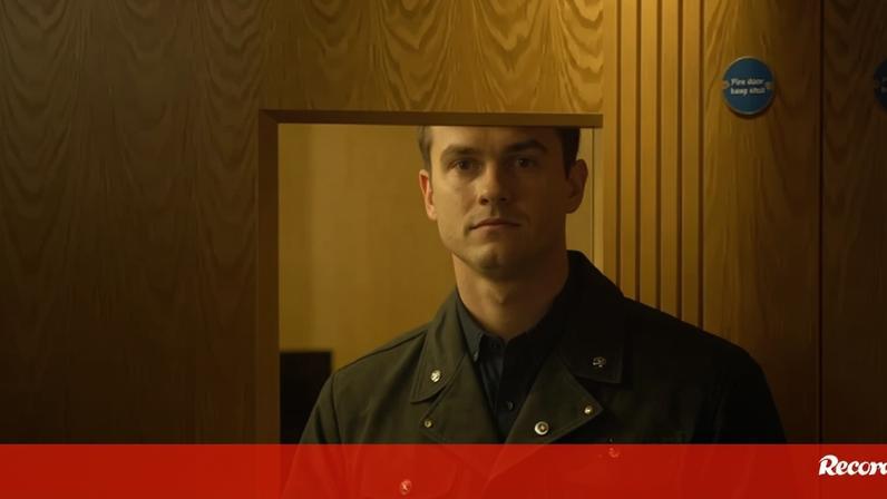 Cristiano Ronaldo espreita pela porta antes da conferência