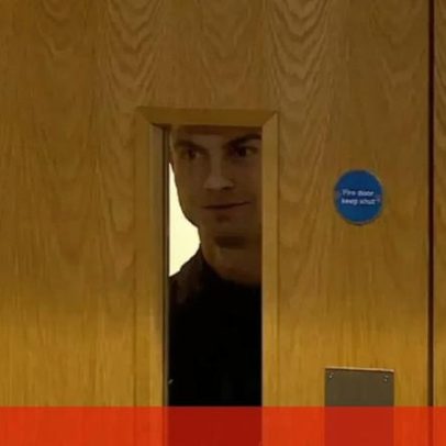 Cristiano Ronaldo espreita pela porta antes da conferência