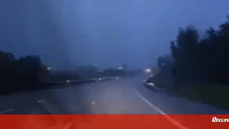 Relâmpagos iluminam a A1 no Porto