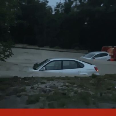 Carros quase submersos numa estrada do Seixal