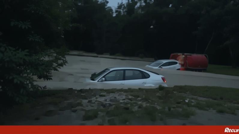 Carros quase submersos numa estrada do Seixal