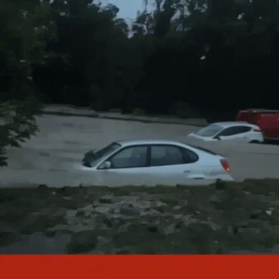 Carros quase submersos numa estrada do Seixal geram imagens impactantes