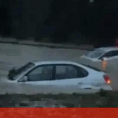Carros quase submersos em estrada no Seixal