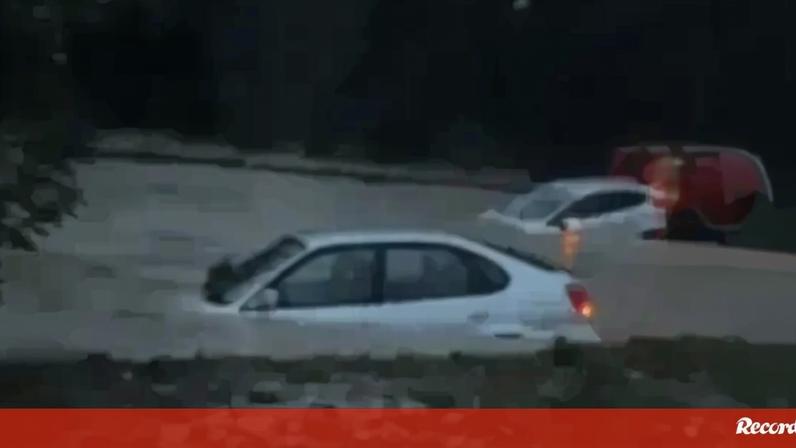 Carros quase submersos em estrada no Seixal