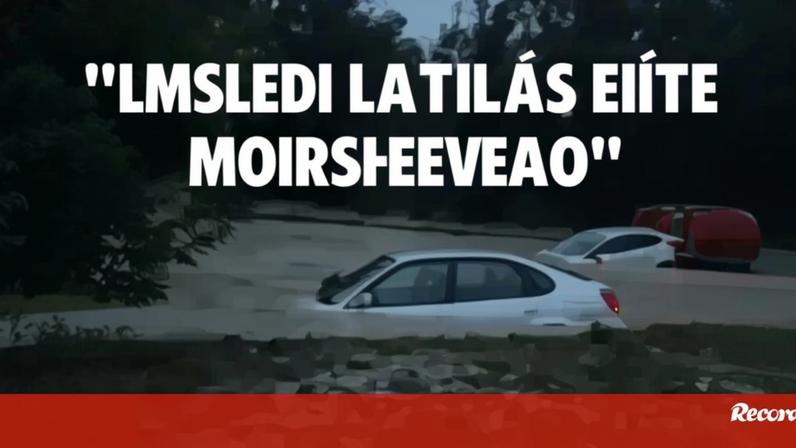 Carros quase submersos em estrada de Sesimbra durante cheia